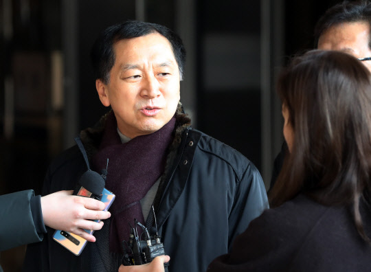 답변하는 김기현 전 울산시장       (서울=연합뉴스) 최재구 기자 = '청와대 하명수사' 의혹을 제기한 김기현 전 울산시장이 검찰 참고인 조사를 받기 위해 16일 서울 서초구 중앙지검으로 들어서며 기자의 질문에 답하고 있다. 2019.12.16       jjaeck9@yna.co.kr  (끝)